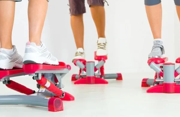 Степер — компактний тренажер для ефективних кардіонавантажень