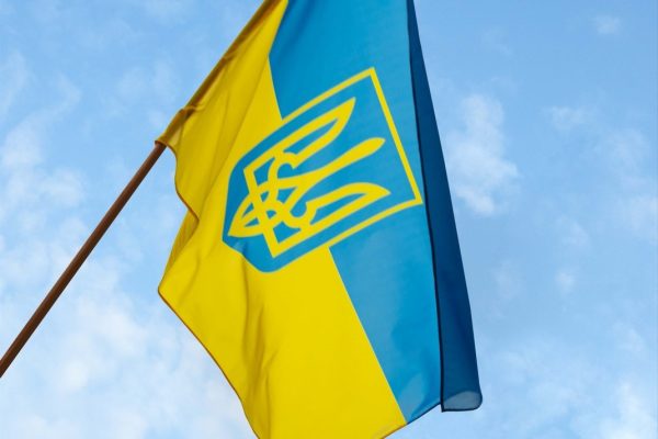 Прапори на замовлення: чому символіка на тканині досі має значення в цифрову епоху
