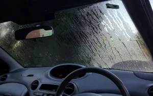 Чому восени постійно запотіває лобове скло і як очистити його швидше